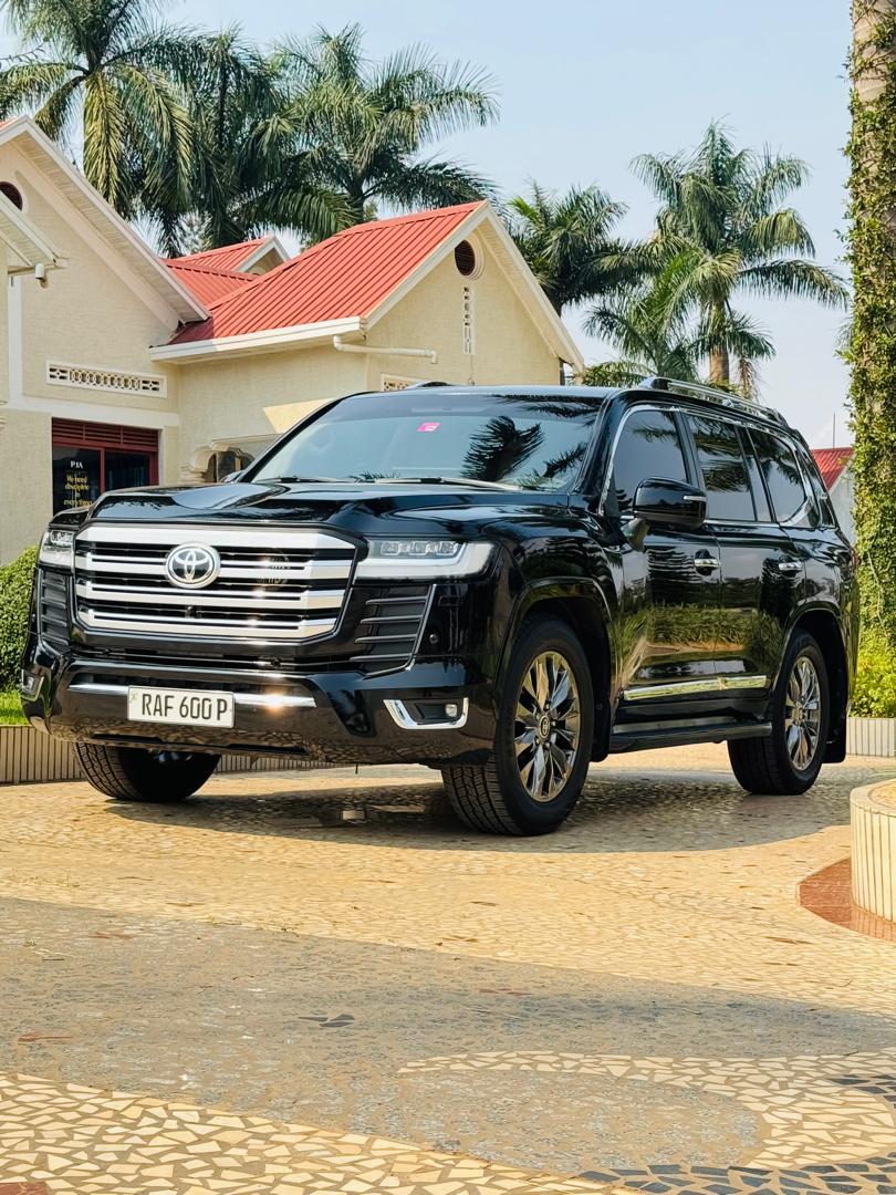 Toyota Land Cruiser V8 — Safari Ready